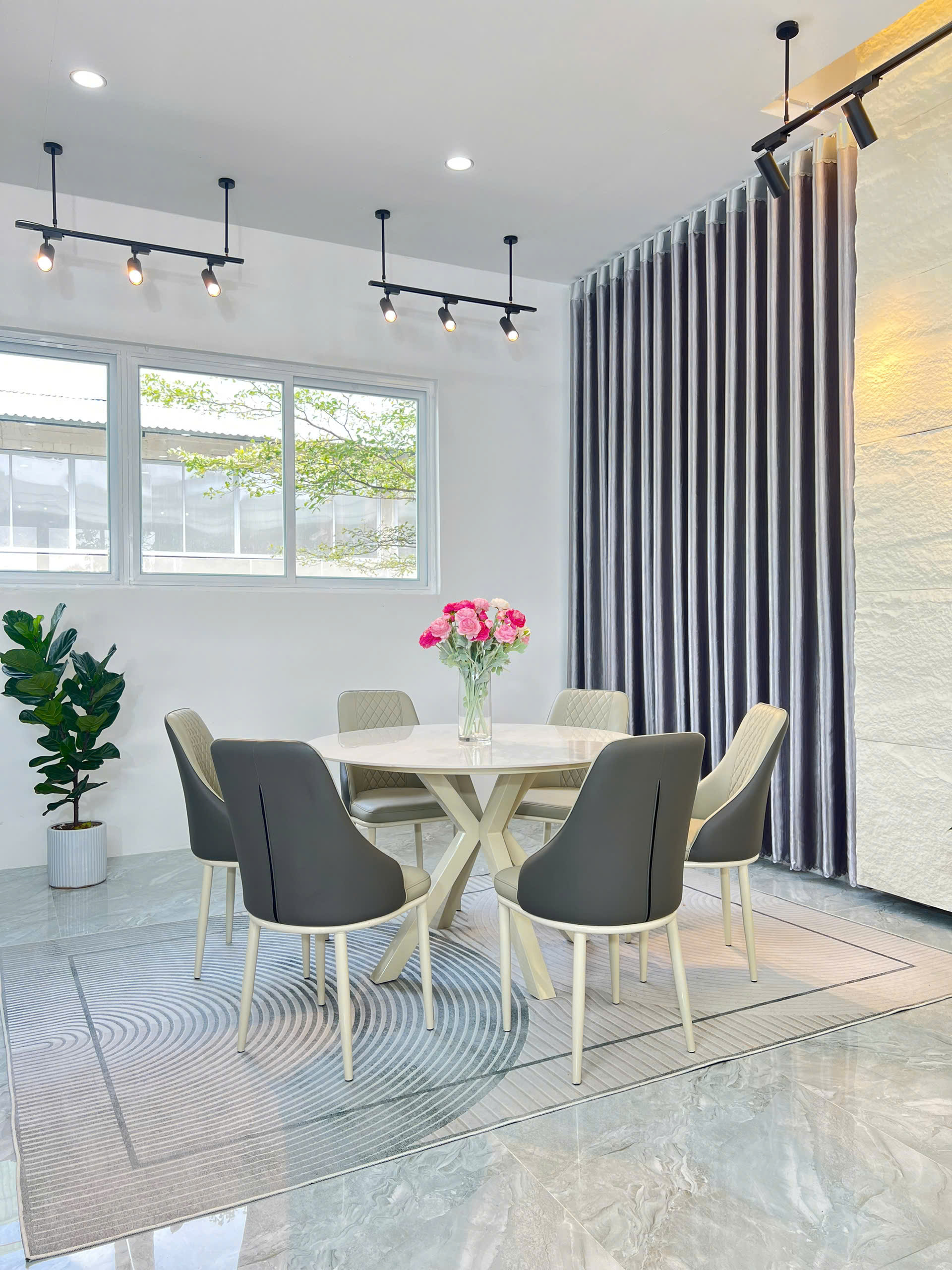 Bộ bàn tròn ROUND-R01 ghế QUEEN- Q02